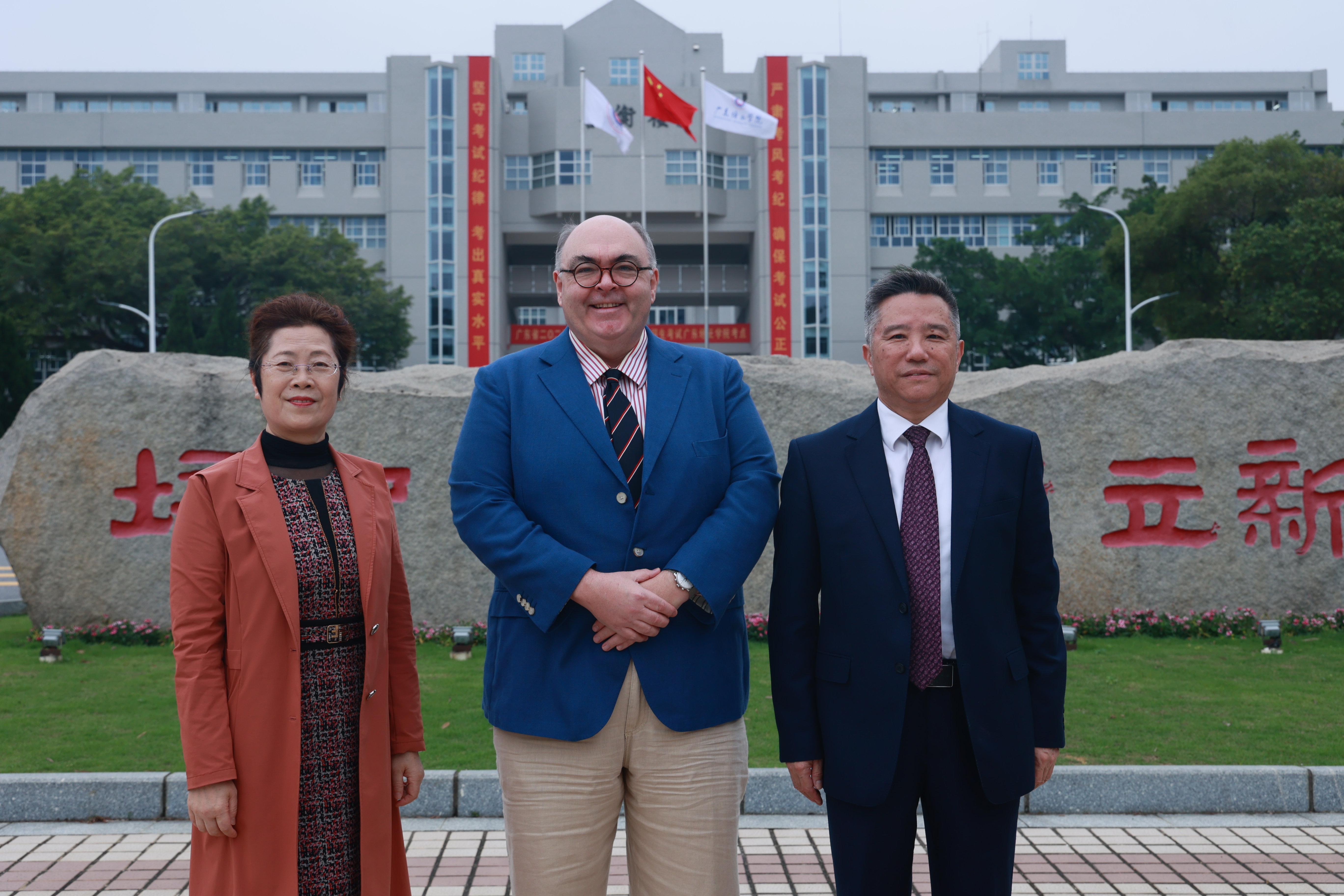 双方校领导校训石前合影.JPG