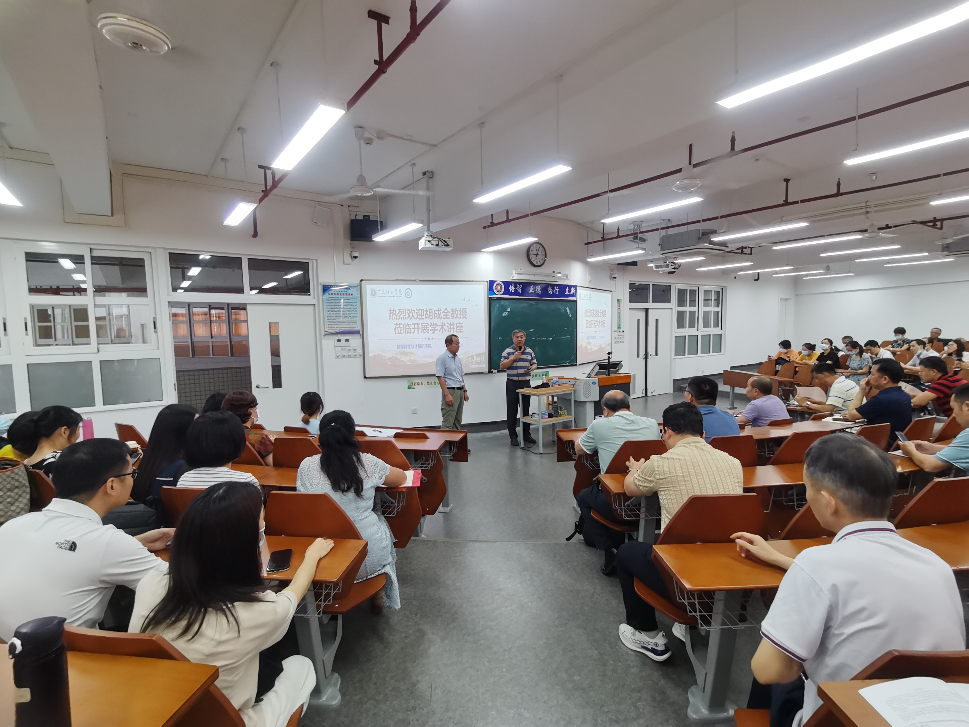 数科院刘勇奎院长介绍吉林大学胡成全教授2.jpg