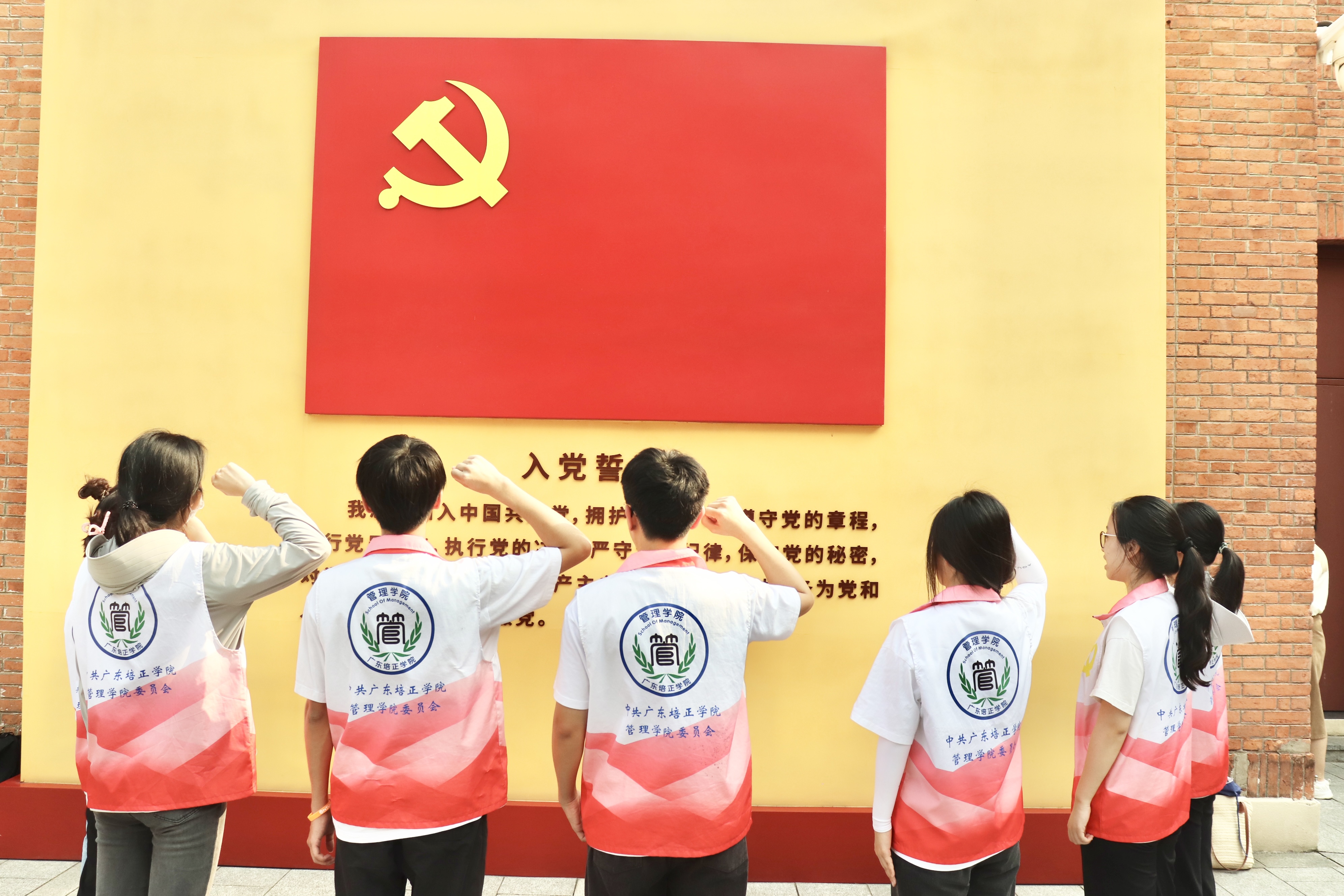 支部书记带领宣誓2.jpg